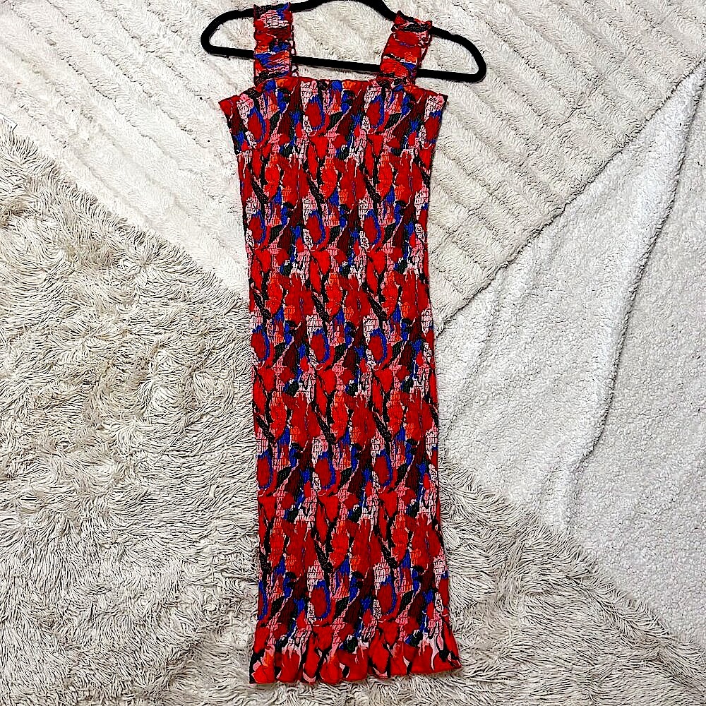 Vibrant Ruched Floral Dress – Size M, Flattering Fit with Ruffle Hem